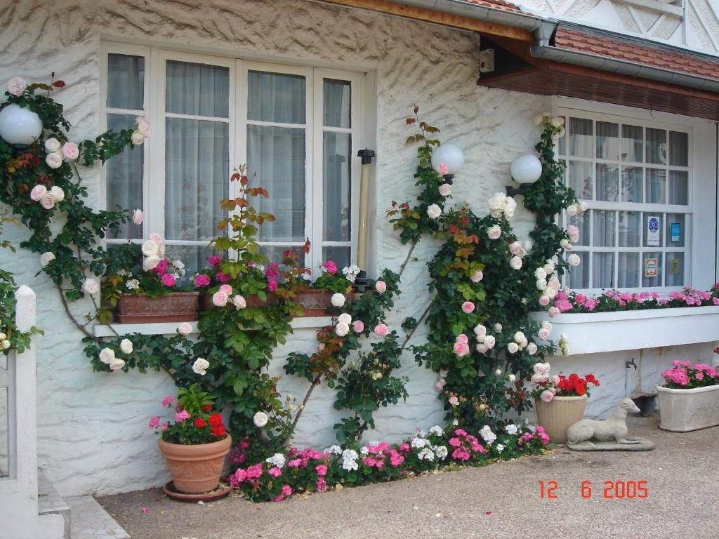 Hotel Restaurant Maison Blanche Rungis Exterior foto